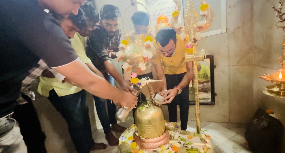 देवेंद्र फडणवीस यांच्या मुख्यमंत्रिपदासाठी, तर शंकर जगताप यांच्या मंत्रिपदासाठी पिंपरी चिंचवडमधील तरुणाईने केली प्रार्थना