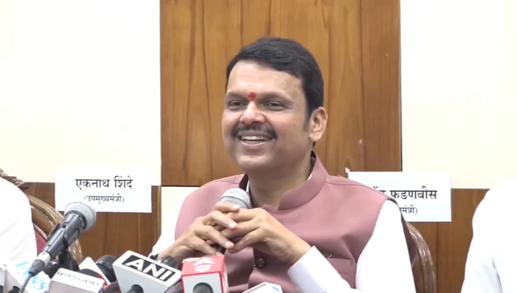 मुख्यमंत्री देवेंद्र फडणवीसांची पहिली स्वाक्षरी वैद्यकीय मदतीच्या फाईलवर; पुण्याच्या रुग्णाला ५ लाखांची मदत