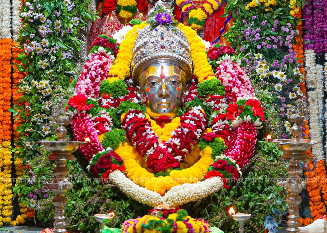 पुत्रदा एकादशीनिमित्त संतश्रेष्ठ ज्ञानेश्वर महाराज संजीवन समाधी मंदिरात आकर्षक पुष्प सजावट