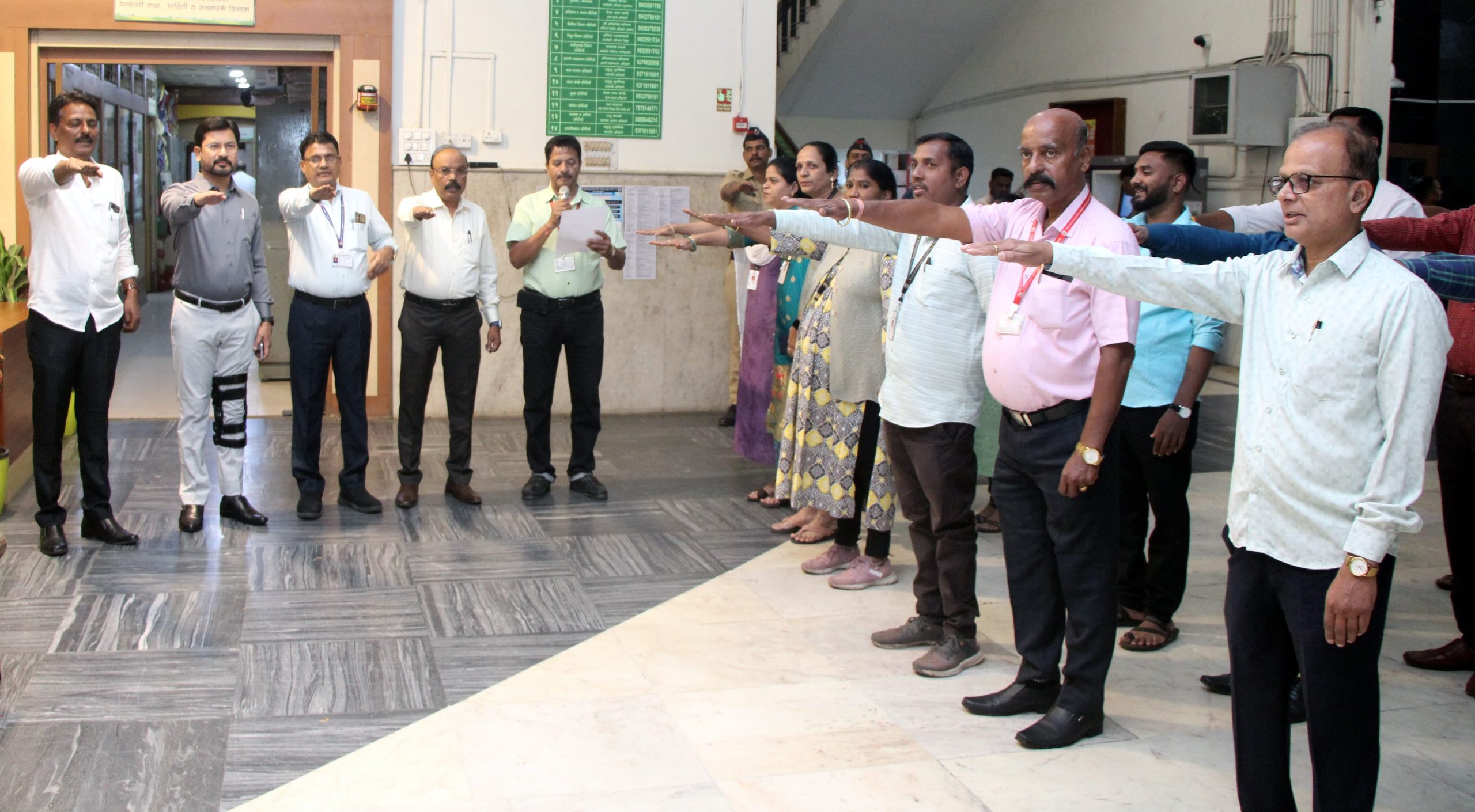 महापालिकेच्या वतीने राष्ट्रीय मतदार दिनानिमित्त अधिकारी-कर्मचाऱ्यांनी घेतली मतदानाची शपथ