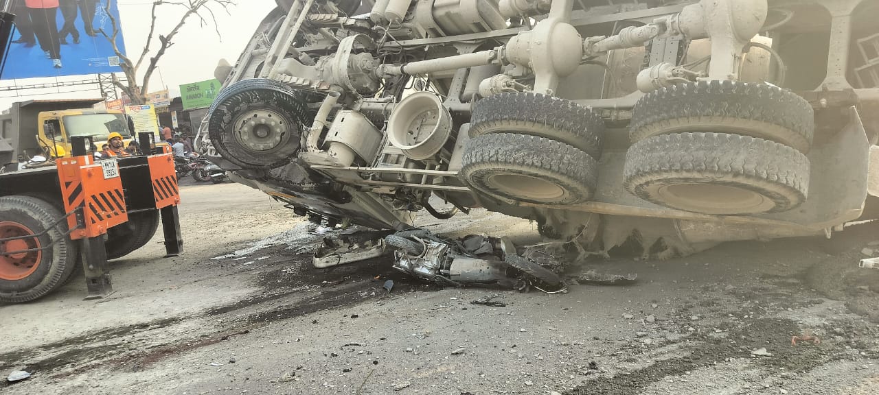 हिंजवडीत रेडिमिक्स डंपर पलटी, दोन तरुणींचा चिरडून मृत्यू