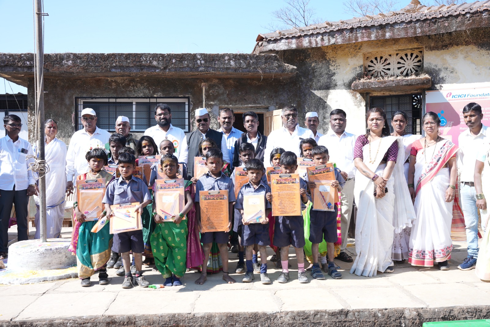 मराठवाडा जनविकास संघाच्या वतीने आदिवासी पाड्यावरील गरीब, गरजू विद्यार्थ्यांना शालेय साहित्याचे वाटप