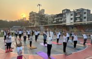 पिंपळे सौदागर येथे शत्रुघ्न काटे युथ फाउंडेशन आणि योगांजली स्टुडिओच्या वतीने सामूहिक सूर्यनमस्कार