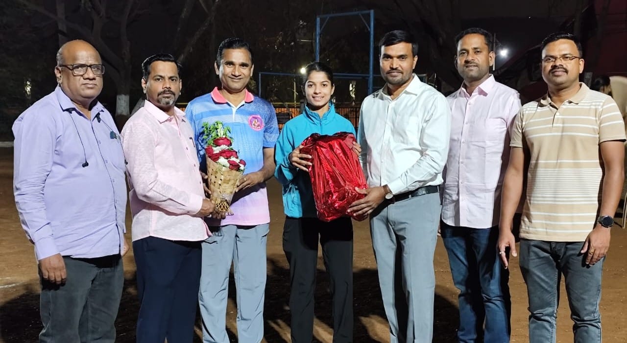 खडतर प्रवासानंतर यशाला गवसणी.. प्रियांका इंगळे हिचा दिशा फाउंडेशनतर्फे सत्कार