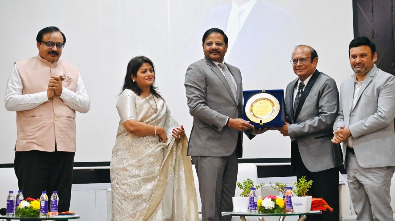 पीसीईटीकडून लिव्हिंग लिजेंड अवॉर्ड प्रदान