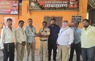 नदीपात्रात राडारोडा टाकणारा टेम्पो पकडून देणाऱ्या सुरक्षारक्षकाचा युवासेनेकडून सत्कार