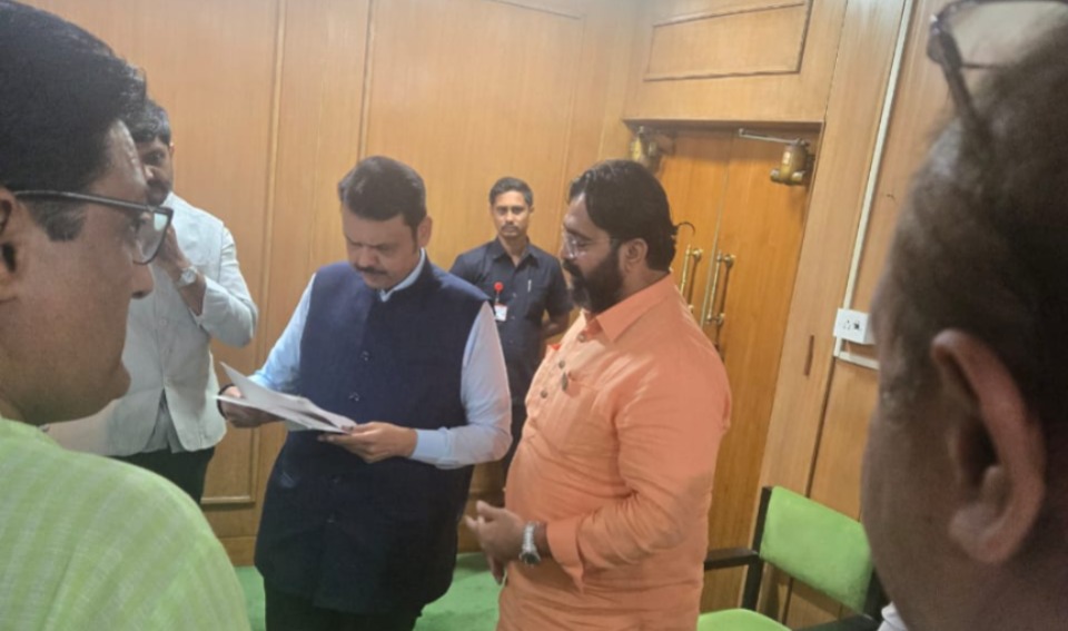 पिंपरी चिंचवडमधील महावितरणच्या समस्यांबाबत मुख्यमंत्री देवेंद्र फडणवीस यांना आमदार महेश लांडगे यांचे ‘‘साकडे’’