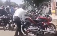 भाजप पदाधिकाऱ्याची स्टंटबाजी.. काळभोर नगर येथील रस्त्यातील वाहने केली आडवी