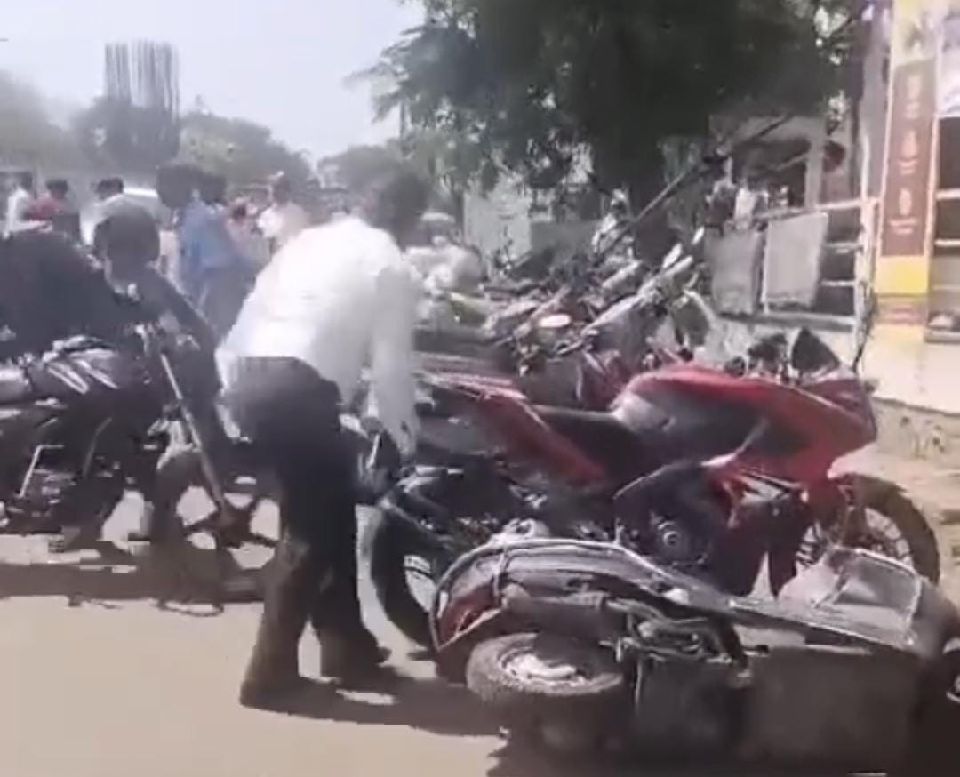 भाजप पदाधिकाऱ्याची स्टंटबाजी.. काळभोर नगर येथील रस्त्यातील वाहने केली आडवी