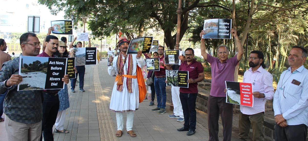 पिंपळे सौदागर येथे मानवी साखळी करत नागरिकांचा नदी विकास प्रकल्पाला विरोध