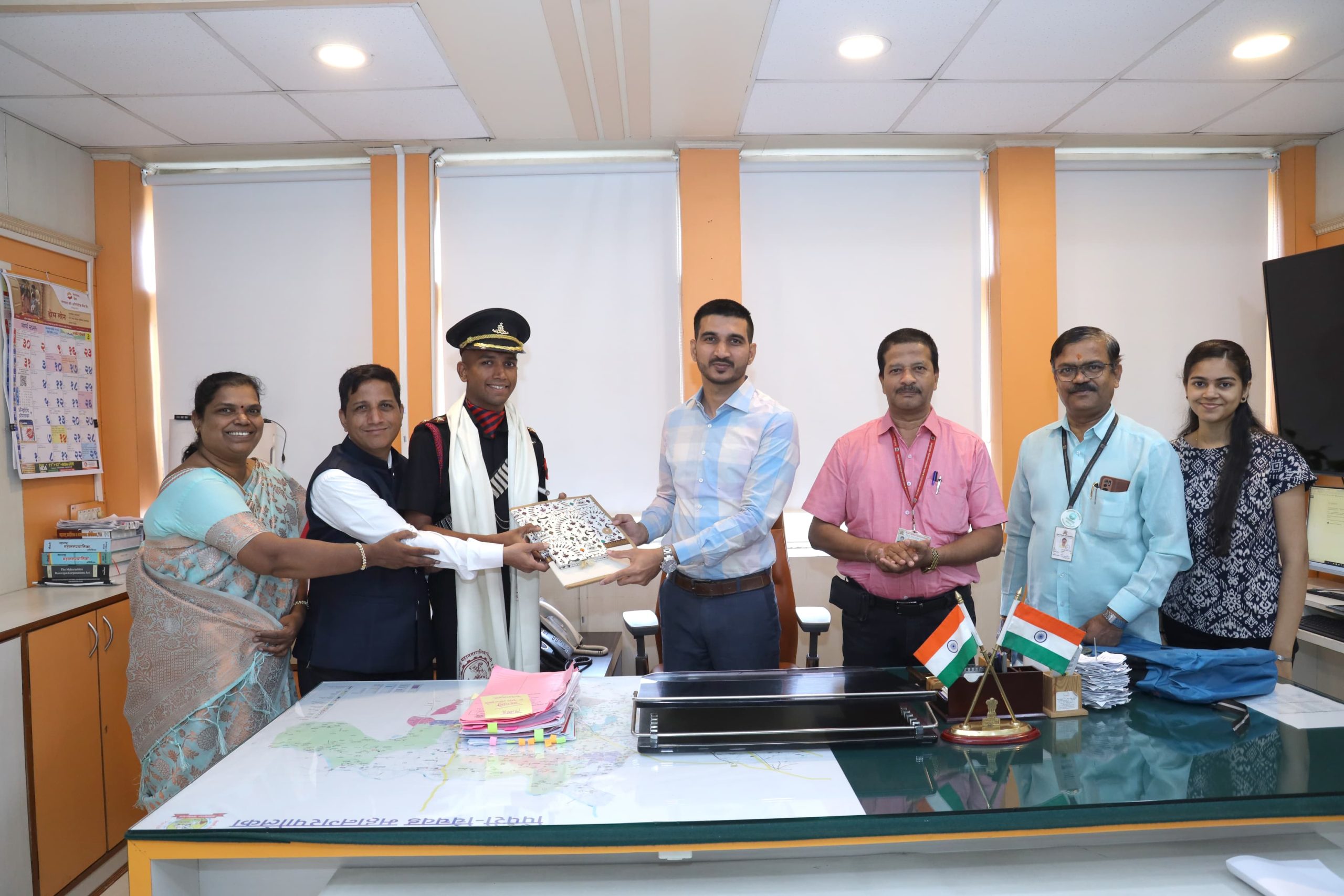 भारतीय सैन्यात लेफ्टनंट पदी झालेल्या निवडीबद्दल शहरातील चिंतामण बुरसे यांचा सन्मान