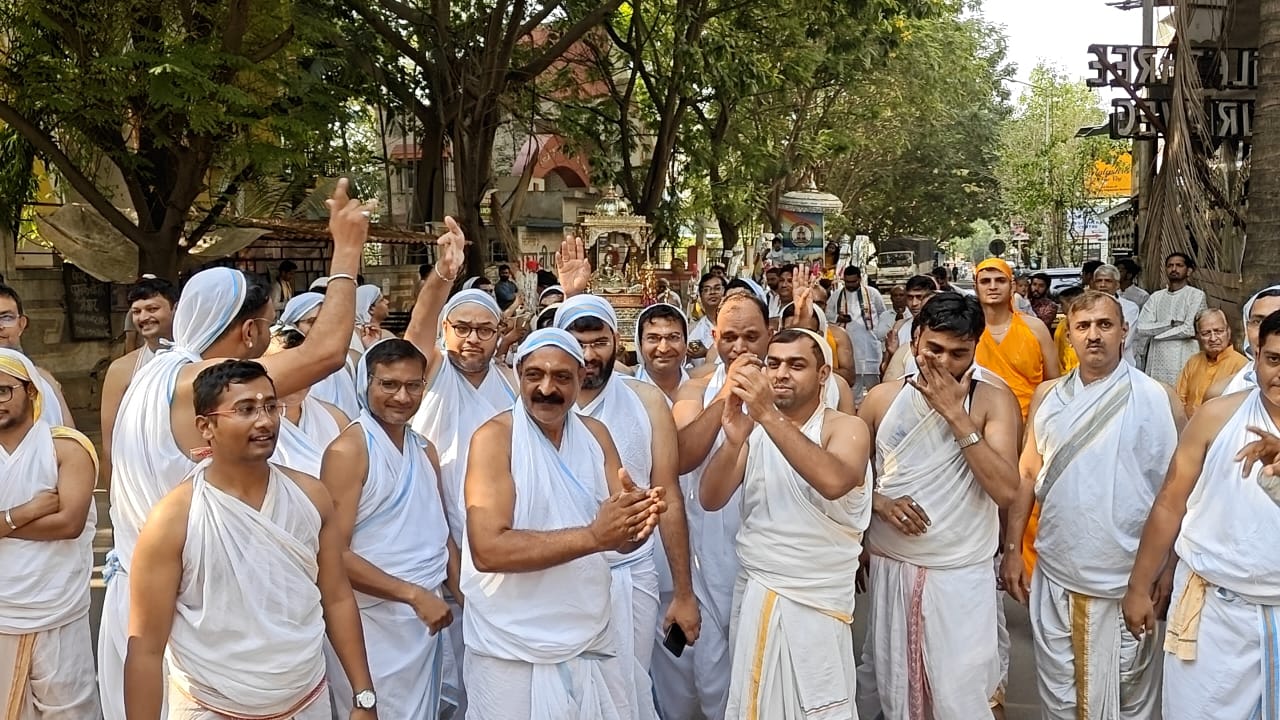 प्रभातफेरी काढून चिंचवडमध्ये महावीर जयंती साजरी