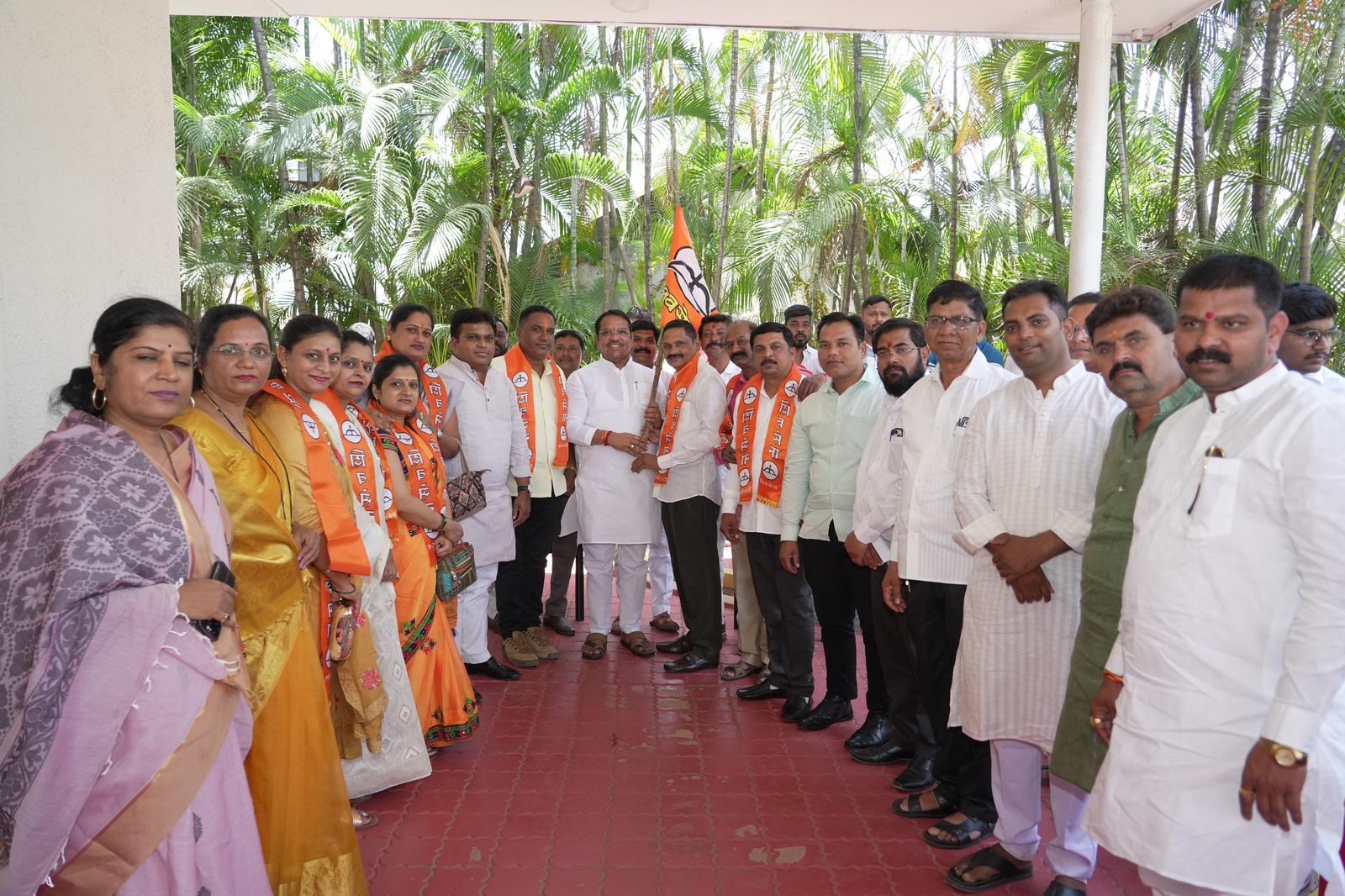 लोणावळ्यात ठाकरे गटाला धक्का; माजी नगरसेविका, उपशहरप्रमुखांचा शिवसेनेत प्रवेश