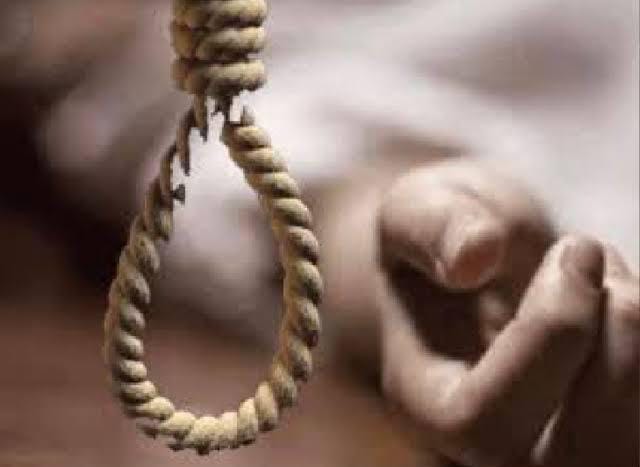 मोशी येथे झाडाच्या फांदीला गळफास घेऊन दोन मित्रांची आत्महत्या