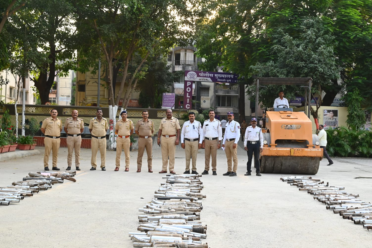 पिंपरी चिंचवड पोलिसांचा बुलेट राजांना दणका; ५४२ सायलेन्सरवर फिरवला 'बुलडोझर'