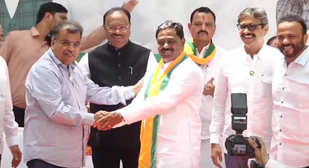 पुणे जिल्ह्यात काँग्रेसला मोठे खिंडार; संग्राम थोपटे यांचा समर्थक आणि पदाधिकाऱ्यांसह भाजपात प्रवेश
