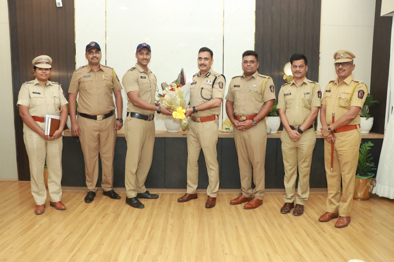 वाकड येथे कार चालकाला लुटून पळालेल्या चोरट्याला पाठलाग करून पकडले; कामगिरीबद्दल पोलीस कर्मचाऱ्यांचा सत्कार