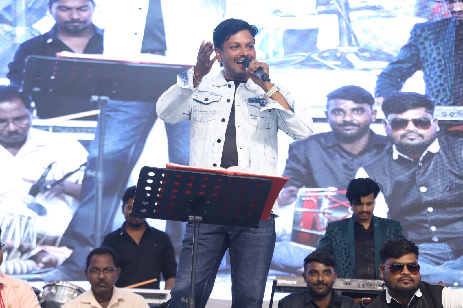 गीत, शाहिरी आणि प्रबोधनाचा संगम; प्रबोधन पर्वाच्या तिसऱ्या दिवशी रसिकांची भरघोस उपस्थिती