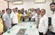 रेशन दुकानदारांच्या कमिशनवाढीसह विविध समस्या मार्गी लावण्यासाठी विधानसभा उपाध्यक्ष अण्णा बनसोडे यांना साकडं