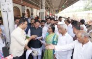 चिंचवड, आकुर्डी, देहूरोड व तळेगाव दाभाडे रेल्वे स्टेशनच्या कामाला गती द्या; खासदार श्रीरंग बारणे यांच्या अधिकाऱ्यांना सूचना