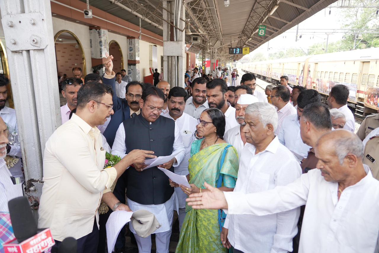 चिंचवड, आकुर्डी, देहूरोड व तळेगाव दाभाडे रेल्वे स्टेशनच्या कामाला गती द्या; खासदार श्रीरंग बारणे यांच्या अधिकाऱ्यांना सूचना