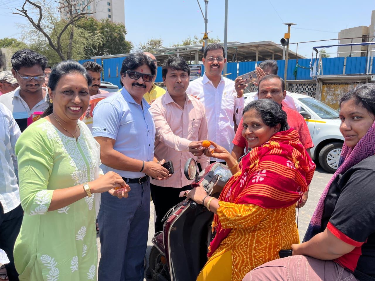 केंद्र सरकारच्या जातीय जनगणना निर्णयाचे मोहननगर येथे लाडू वाटून स्वागत
