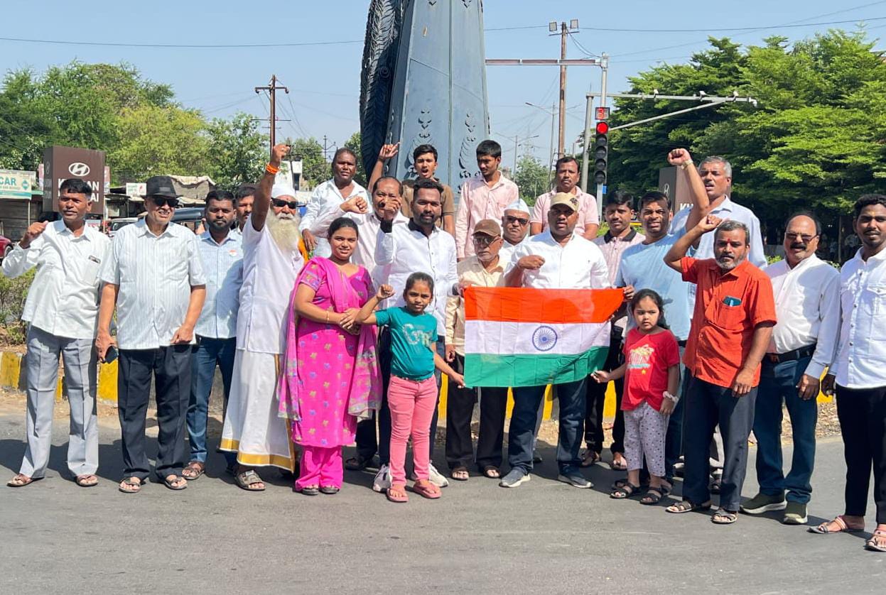 Operation Sindoor : हातात तिरंगा घेत, नागरिकांना पेढे भरवत थरमॅक्स चौकात आनंदोत्सव साजरा