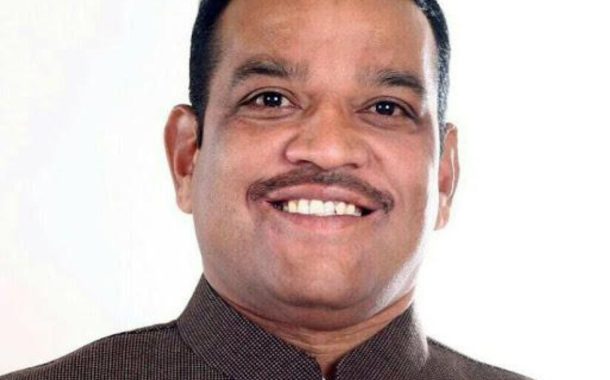 पुणे-लोणावळा रेल्वे मार्गाच्या तिसऱ्या, चौथ्या ट्रॅकसाठी राज्य सरकारचा निधी द्या; खासदार श्रीरंग बारणे यांची मुख्यमंत्र्यांकडे मागणी