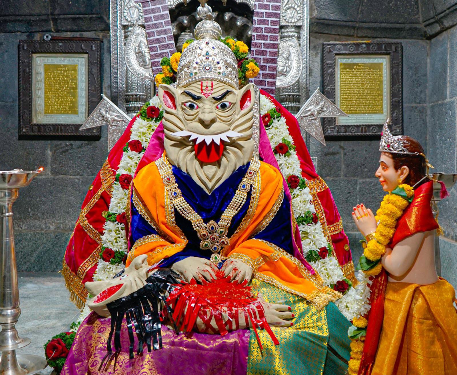 माऊलींच्या संजीवन समाधीवर साकारला चंदन ऊटीतून नृसिंह अवतार