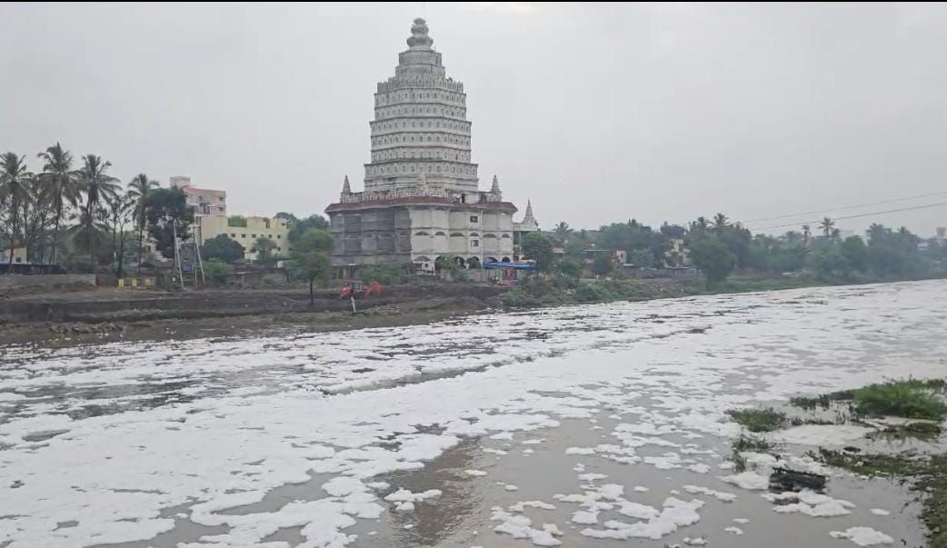 आळंदीत इंद्रायणी नदी पुन्हा फेसाळली..