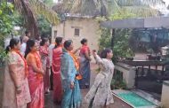 राजेंद्र हगवणेच्या घरावर शेण टाकून पिंपरी चिंचवड शिवसेना महिला आघाडीकडून निषेध