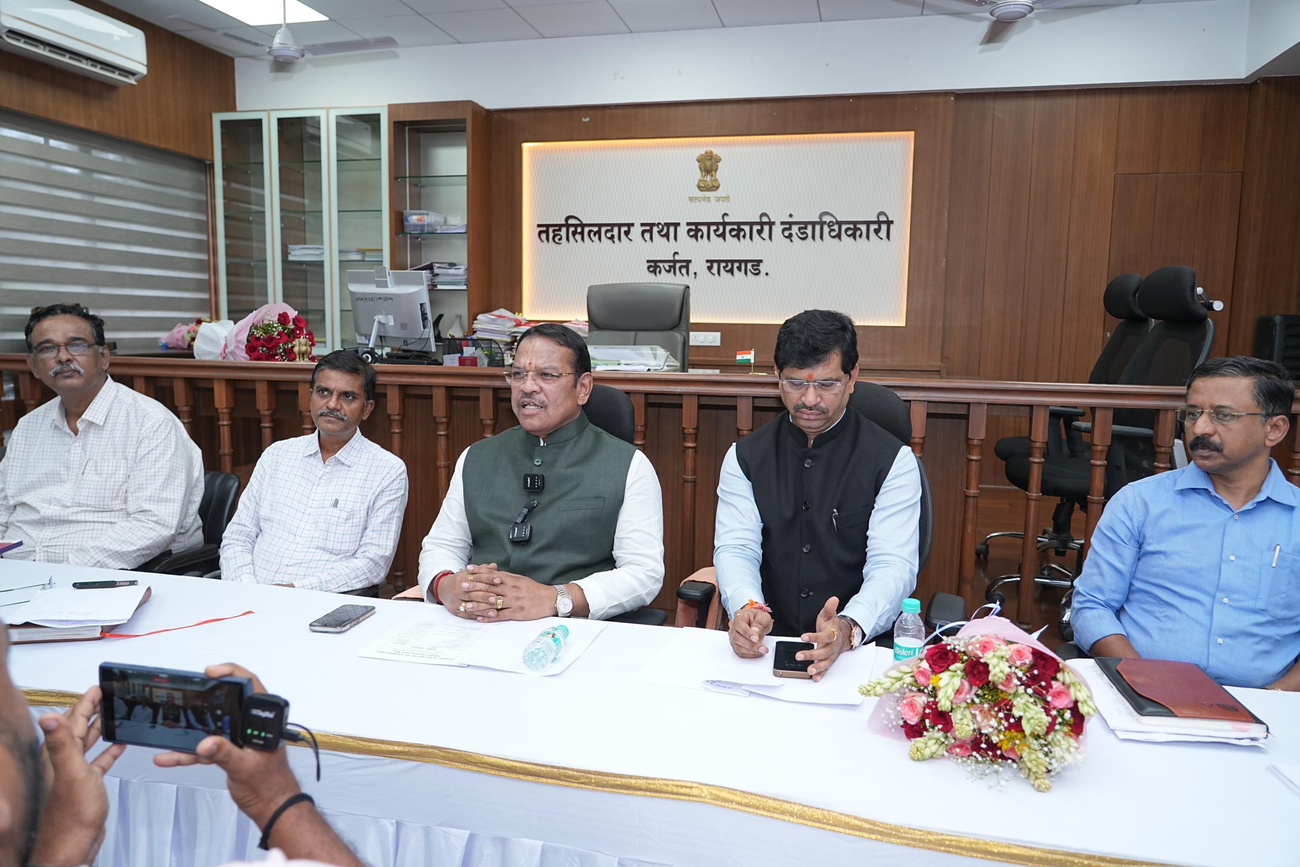 अधिकाऱ्यांनो विकासकामे वेगाने व समन्वयाने करा; कर्जत-खालापूर विधानसभा क्षेत्रातील आढावा बैठकीत खासदार श्रीरंग बारणे यांच्या सूचना
