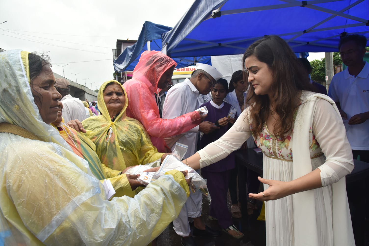 वारकऱ्यांच्या आरोग्य सेवेसाठी मोशीतील विठ्ठल हॉस्पिटल सरसावले; औषधोपचारांचा संच अन्‌ जखमेवर मलमपट्टी करून अनोखी सेवा