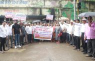 निगडी ते आकुर्डी रस्त्याची दुरावस्था..आकुर्डीत नागरिकांचे घंटानाद आंदोलन