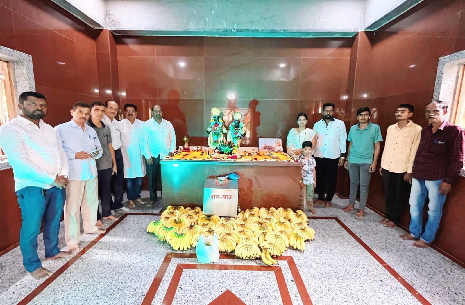 कृष्णानगर येथील श्री विठ्ठल-रुक्मिणी मंदिरात भाविकांना फळांचे वाटप; सौ. किर्ती मारूती जाधव युथ फाऊंडेशनचा उपक्रम