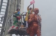 पुण्यात तरूणाकडून महात्मा गांधी यांच्या पुतळ्याची विटंबना; काँग्रेसकडून पुतळ्याला दुग्धभिषेक
