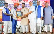 केंद्रीय मंत्री मुरलीधर मोहोळ यांच्या हस्ते वृक्षमित्र अरुण पवार यांना पुरस्कार प्रदान