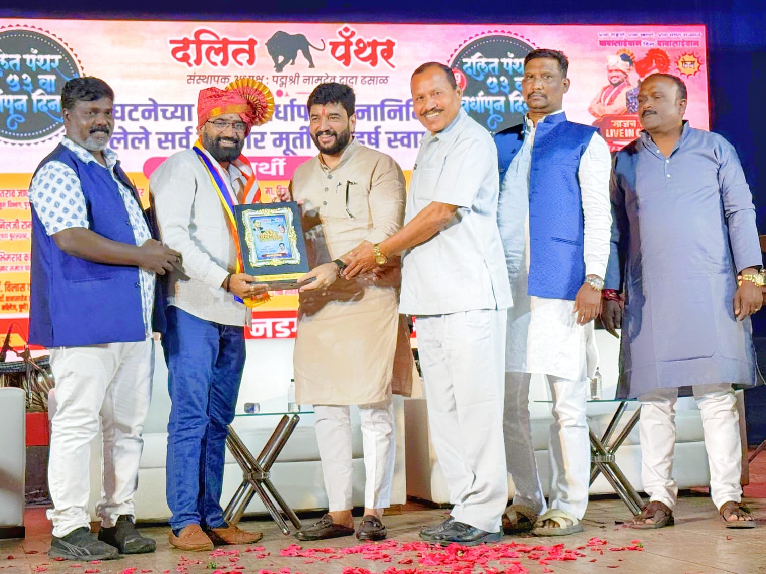 केंद्रीय मंत्री मुरलीधर मोहोळ यांच्या हस्ते वृक्षमित्र अरुण पवार यांना पुरस्कार प्रदान