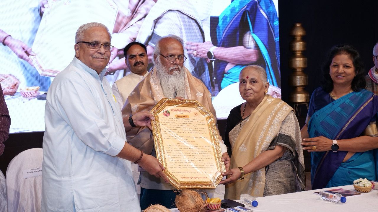 गिरीश प्रभुणे यांना समाजसेवेत ईश्वर दिसला; राष्ट्रीय स्वयंसेवक संघाचे भैय्याजी जोशी यांचे गौरवोद्गार