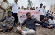किवळे येथील रस्त्याच्या डांबरीकरणासाठी शिवसेनेच्या राजेंद्र तरस यांचे चिखलात बसून आंदोलन