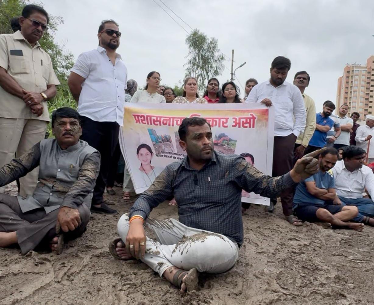 किवळे येथील रस्त्याच्या डांबरीकरणासाठी शिवसेनेच्या राजेंद्र तरस यांचे चिखलात बसून आंदोलन