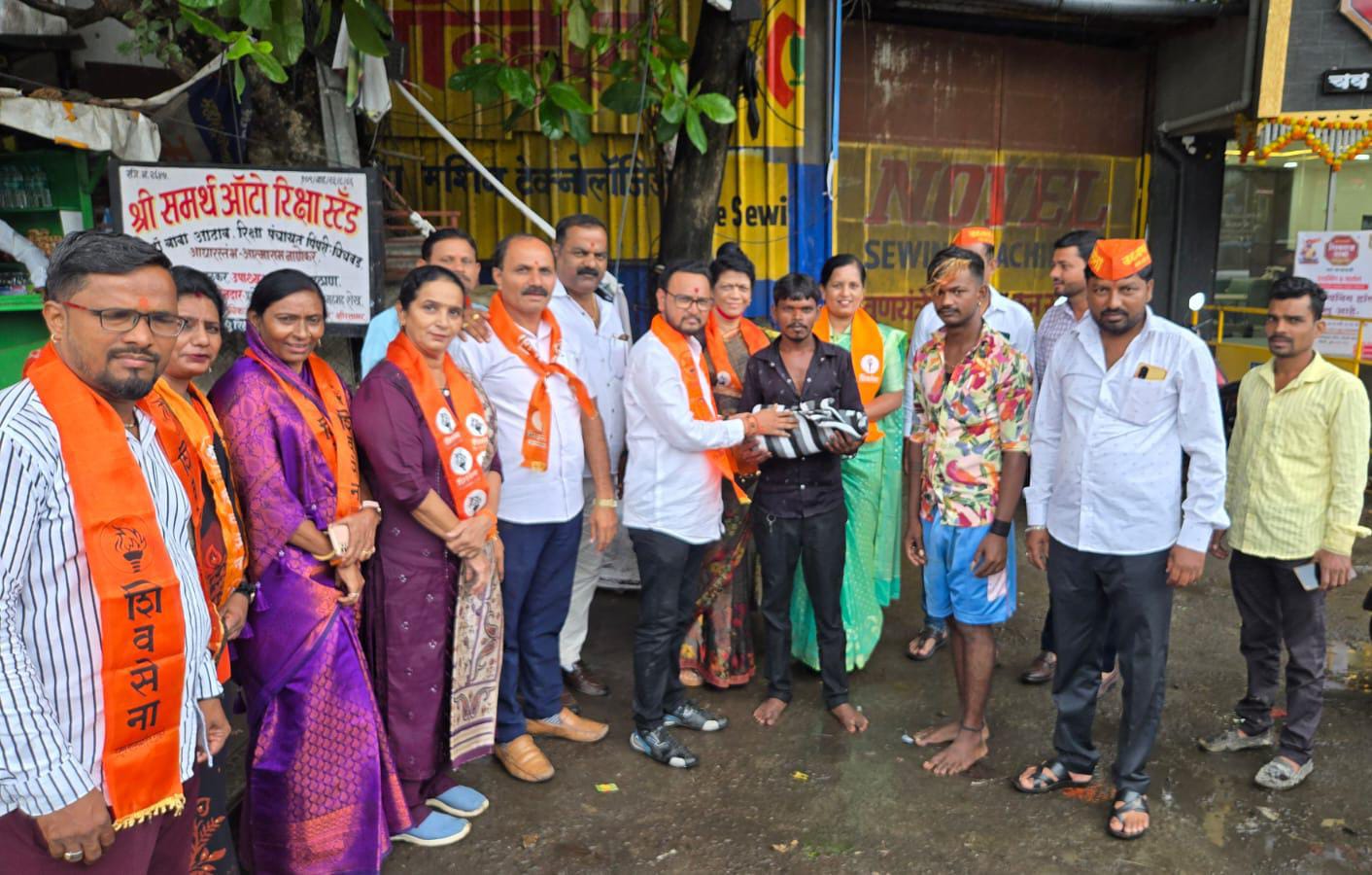 शिवसेना पक्षप्रमुख उद्धव ठाकरे यांच्या वाढदिवसानिमित्त गणेश आहेर यांच्या वतीने गरजूंना ब्लॅंकेट वाटप