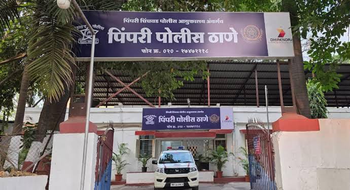 रस्त्यावर बेकायदा वाहने पार्क केल्याप्रकरणी गुन्हा दाखल