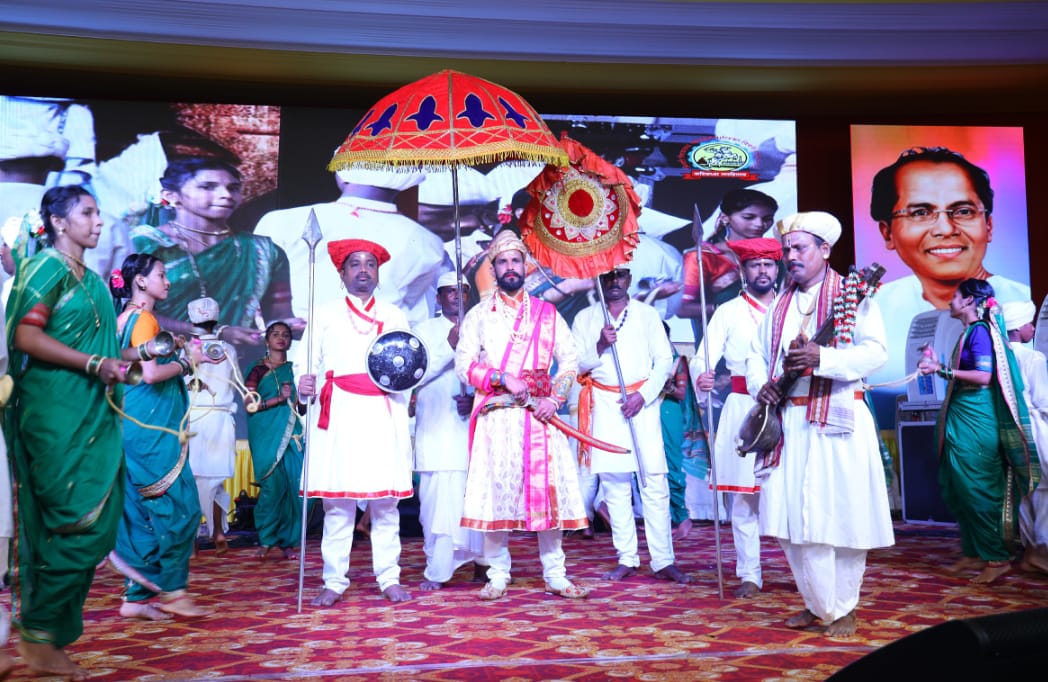 लोकशाहीर अण्णाभाऊ साठे विचार प्रबोधन पर्वात रंगला दिंडी, लोकनृत्य व मराठी गीतांचा ऐतिहासिक सोहळा