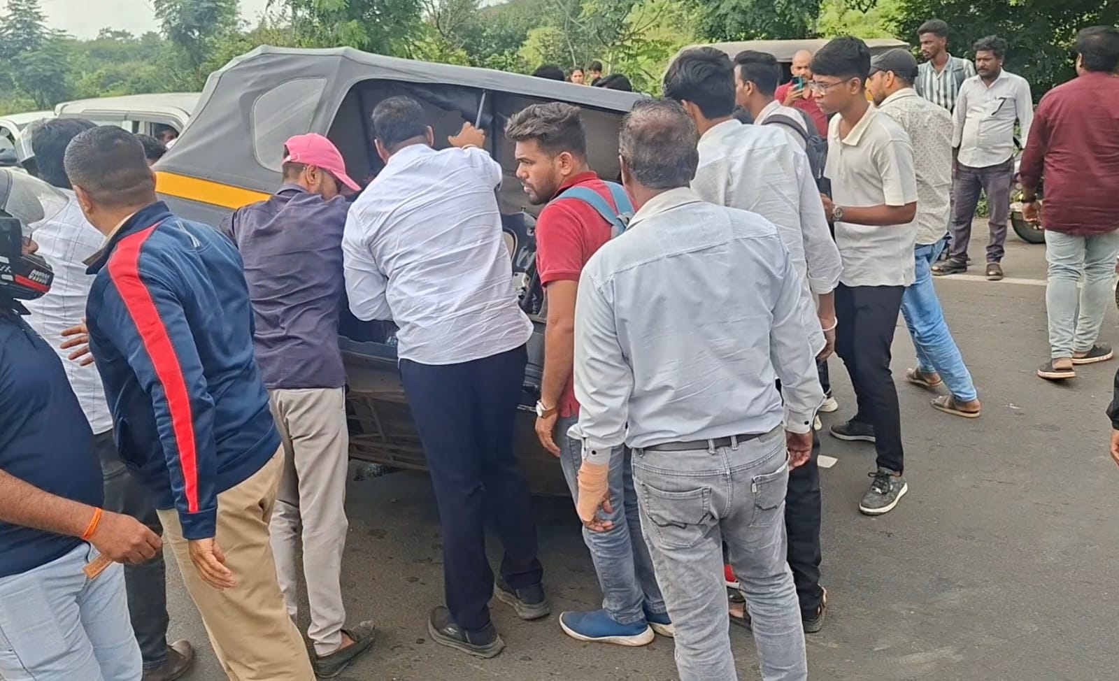 निगडीत रिक्षाचा अपघात, सचिन चिखले मदतीला धावले