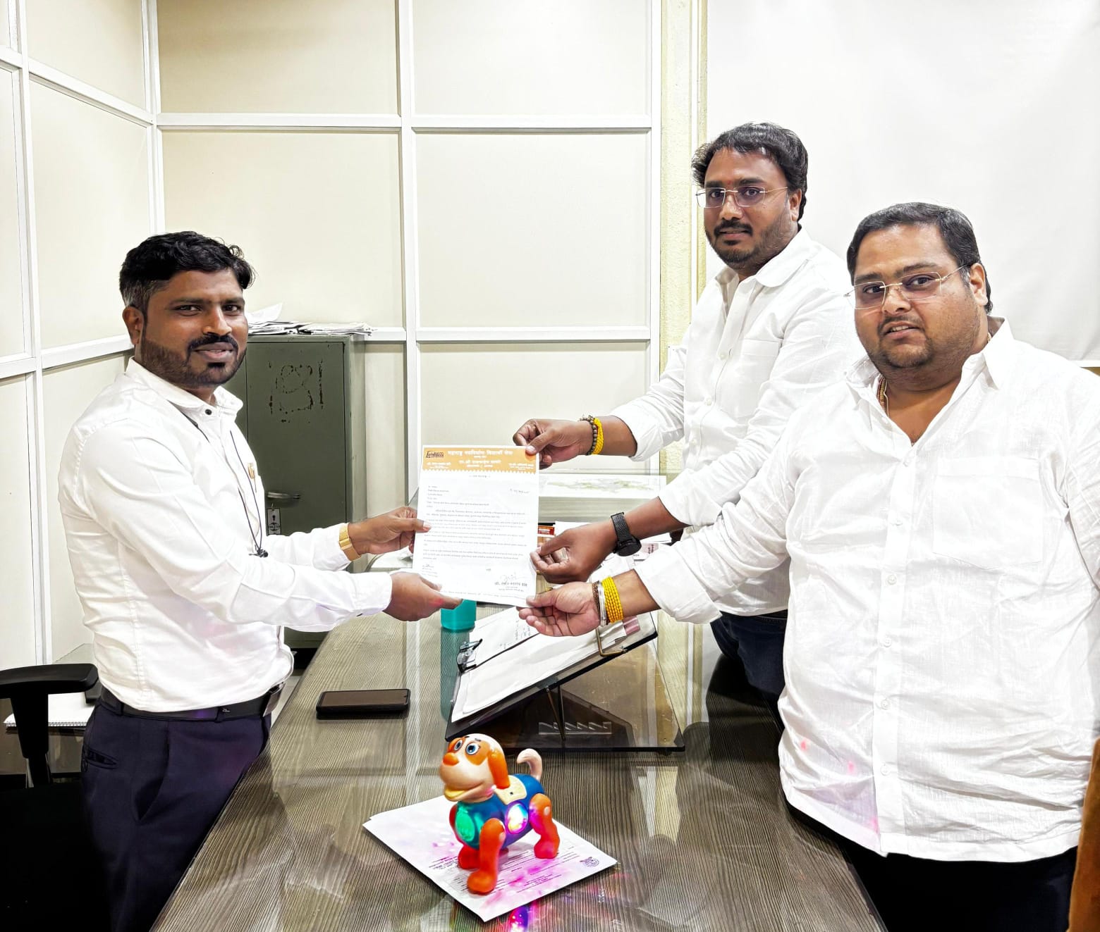 चिंचवड, थेरगाव परिसरातील मोकाट कुत्र्यांचा बंदोबस्त करा; मनसेकडून पशुवैद्यकीय अधिकाऱ्यांना अनोखी भेट