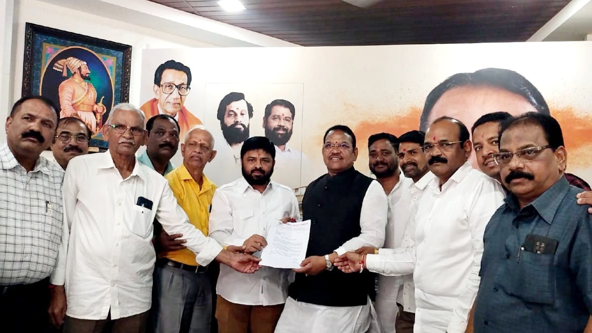 पुणे ते कोकण रेल्वे सेवा सुरू करण्यासाठी कोकण विकास महासंघाचे मागणीपत्र सादर