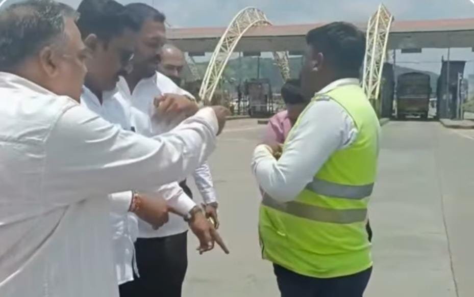 उर्से टोल नाका येथे पैशाची मागणी करणाऱ्या 'ट्रॅफिक वॉर्डन'ला बेदम चोप..!