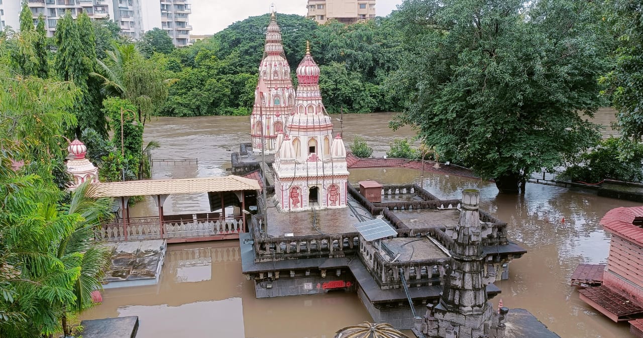 पवना नदीच्या पातळीत मोठ्या प्रमाणात वाढ.. चिंचवड गावातील मोरया गोसावी मंदिर पाण्यात