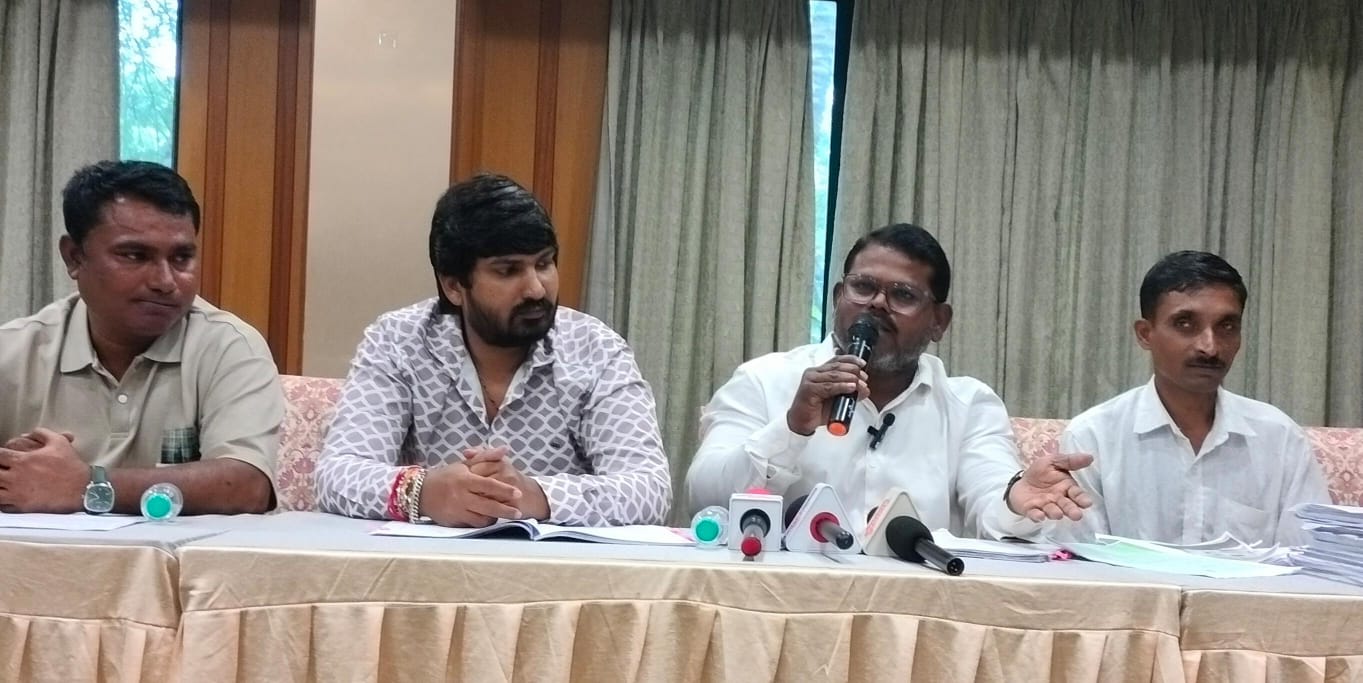 भ्रष्ट अधिकाऱ्यांना निलंबित करून पैसे वसूल करा, 'त्या' ठेकेदारांना काळ्या यादीत टाका - काळुराम पवार